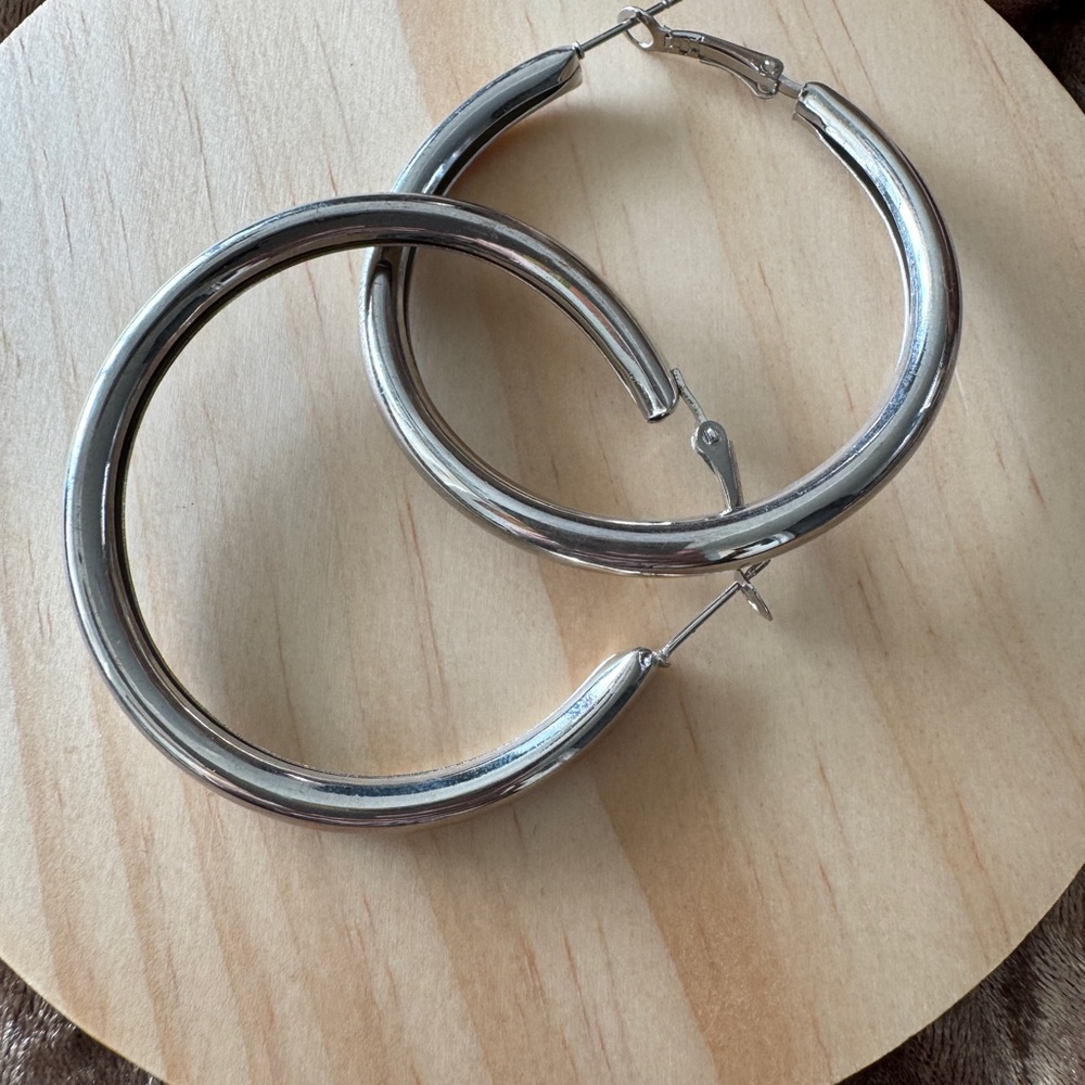 Icing Silver Minimalist Hollow Featherweight Hoop Earrings